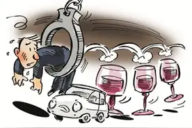 驾驶人醉酒开车失控掉沟中，报警时语无伦次“引”来交警图片