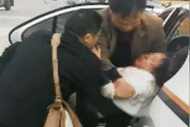 女子高速上被甩出车外 路过民警生死营救视频封面