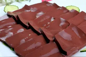 人造鸭血和真鸭血分不清？教你3招，别再买到没营养的鸭血了图片