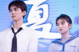 张子枫携吴磊空降毕业典礼，学生忍不住尖叫，称是最好的毕业礼物图片