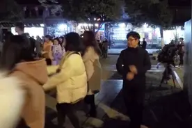 丽江束河古镇纳西族篝火舞会，场面异常热闹，俊古终于跳舞了