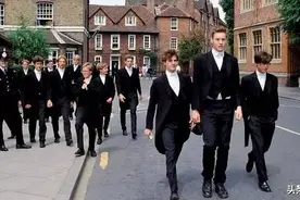 装大了被雷劈，英国贵族精神图片