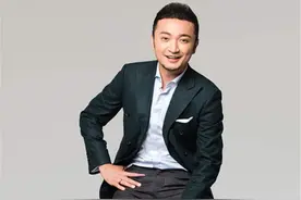 尼格买提曝央视工资，自称入职14年才7000多，却被扒出曾晒过豪宅图片