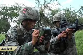 95自动步枪安装国产全息瞄准镜 我侦察兵如虎添翼图片