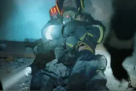 痛心！消防员坠楼死死护住女童自己牺牲，队友：他张开双臂抓住楼板或生还图片