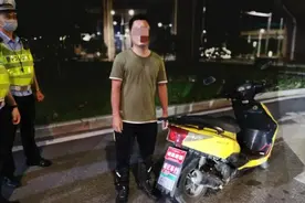 “精神小伙”酒驾摩托路遇交警，车流中疯狂穿插企图躲避查车图片