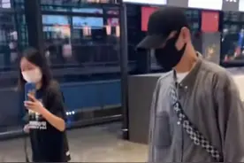 文章与俩女儿现身机场，戴金手链浑身名牌，父女同框全程无交流图片