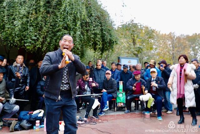 高手在民间，演出自娱自乐，洛阳周王城广场民间曲艺乐园