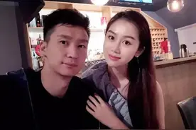 男篮孙悦被爆离婚，与新女友街头十指紧扣图片