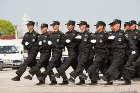 保安12小时上班，365天全年无休，大家说这样的工作累吗？图片