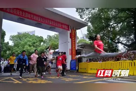 开心到飞的长沙“一字马”女生：能上理想的大学图片