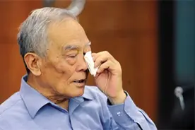 儿子对父亲说：“你想住养老院还是轮流住家”，父亲：想找个保姆图片