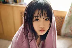 15岁女儿洗澡不避嫌，爸爸习以为常，小姨无奈训斥：不知羞耻图片