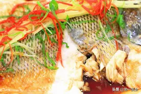 做清蒸鱼最忌放盐和料酒！教你正确做法，鱼肉滑嫩多汁、不腥不柴图片