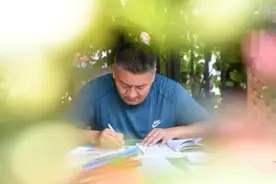 53岁梁实：年入百万的“高考狂人”，今年参加人生第24次高考图片