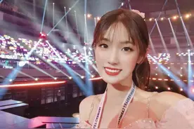 太优秀！EDG赛后翻译受国外解说主持盛赞，会4种语言多次拿奖学金图片