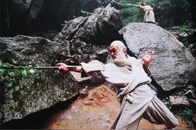 《笑傲江湖》：其实人就是江湖,为了利益和地位,一言不合拔刀相向图片