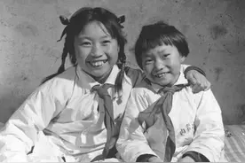 还记得暴雪中保护集体羊群致残的英雄姐妹吗，如今她们怎样图片