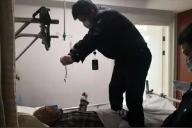 他为什么站到了老人的病床上？图片