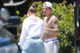 比伯教海莉打篮球超甜！赤裸上身大肚腩抢眼超油腻，海莉身材火辣图片