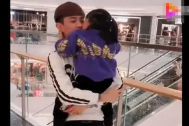 妹妹在商场向哥哥撒娇，宝妈凑近一看，哥哥脸上的表情太有意思了图片