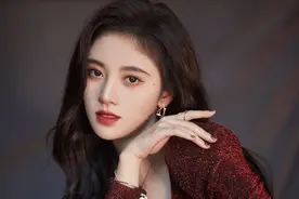 泫雅饭量巴掌大，鞠婧祎一口面包嚼32下，女明星们太难了图片