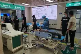 【我为群众办实事】争分夺秒！警车开道紧急护送病人就医图片