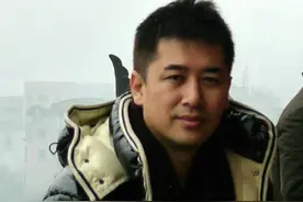 两次婚姻失败的黄奕，不惧流言牵手崔伟，这个男人是什么来头？图片