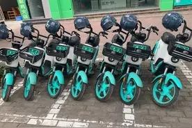 ​思茅街头的共享单车配安全头盔啦！首批投放2200个，免费使用图片