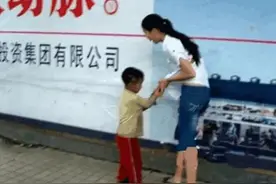 6岁乞丐在街头认出妈妈，妈妈却拒绝和儿子相认，民警：做得对图片