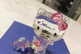 吴昕出售粉丝送的Hello Kitty水晶图片