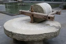 经常有商贩来农村收旧石磨、旧石槽，收走的老物件有啥用呢？图片