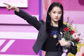 关晓彤穿15cm短裙做游戏，全程就保持一个姿势，鹿晗管得真严图片