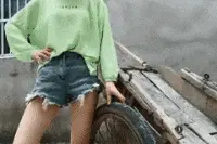 搞笑GIF：好想掀桌子看看腿......桌子腿啊!图片