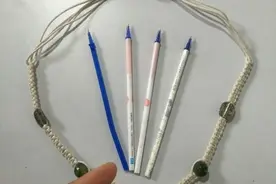 穿钥匙的正确方法，别再用指甲扣了，疼，没想到这么简单赶紧试试图片