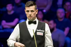 绅士运动？英国台球老将输球后无能狂怒，不顾保安阻拦，辱骂中国选手并约架！肖国栋：来这不是为了遭你践踏图片