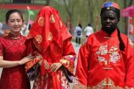 在南非旅行，发现很多嫁过来的中国女孩，现在黑人这么受欢迎吗图片