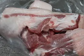 猪肉最忌直接放冰箱，从肉贩子那偷学来绝招，放很久也新鲜不坏图片
