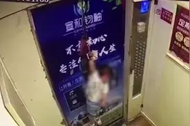 惊险！2岁女童被悬挂电梯门两分多钟，只因这个遛娃神器图片