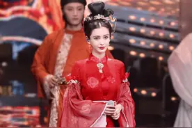 一袭红裙美出圈，风姿绰约惹人怜，杨颖：我还需要演技？图片