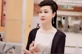 55岁于文华近照罕曝光，水灵白皙似少女，带3岁娃二婚嫁钢琴家图片