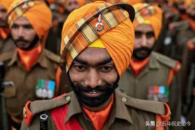 印度军人脑袋上“藏”兵器，环刃可攻可守太刁钻，千万别割伤自己图片