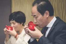 婚宴上男方父母被亲家叫做“乡巴佬”，新郎含泪道歉：是我不孝图片