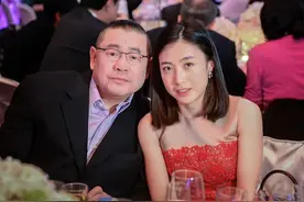 刘銮雄9岁小儿子罕见露脸，身材越发壮实，比俩哥哥更受父亲宠爱图片