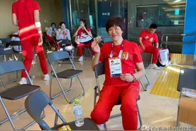中国女排东京“第一餐”：矿泉水配零食图片