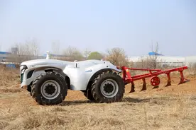 无人驾驶拖拉机走红，充一次电耕地50亩，网友：连种地都没机会图片