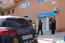 西班牙劫匪持枪抢银行被当场制服：假枪掉了，假腿也掉了图片