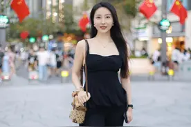 看街拍 识包包：实用又潮范的轻奢MK穿搭示范图片