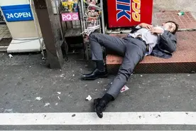 市场上10块钱一瓶的白酒，到底是什么酒？喝下去有什么危害？图片