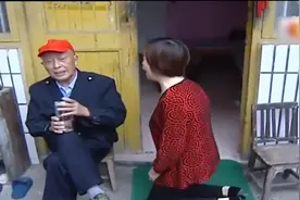 84岁父亲再婚，继母比自己小5岁，女儿崩溃：她图你房！纪录片图片